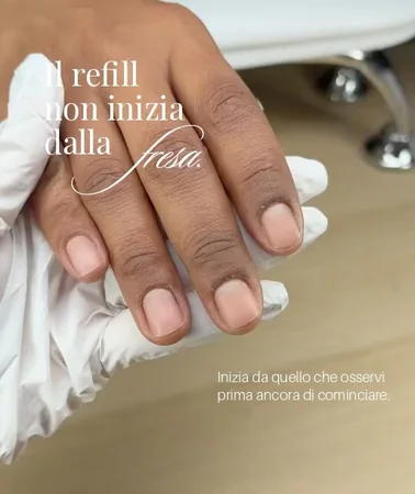Il refill non è una semplice sequenza di passaggi. È una serie di decisioni. ✨
Ogni volta che una cliente si siede davanti a noi, abbiamo una situazione diversa da valutare.
Non basta sapere utilizzare la fresa, eseguire una manicure perfetta o conoscer